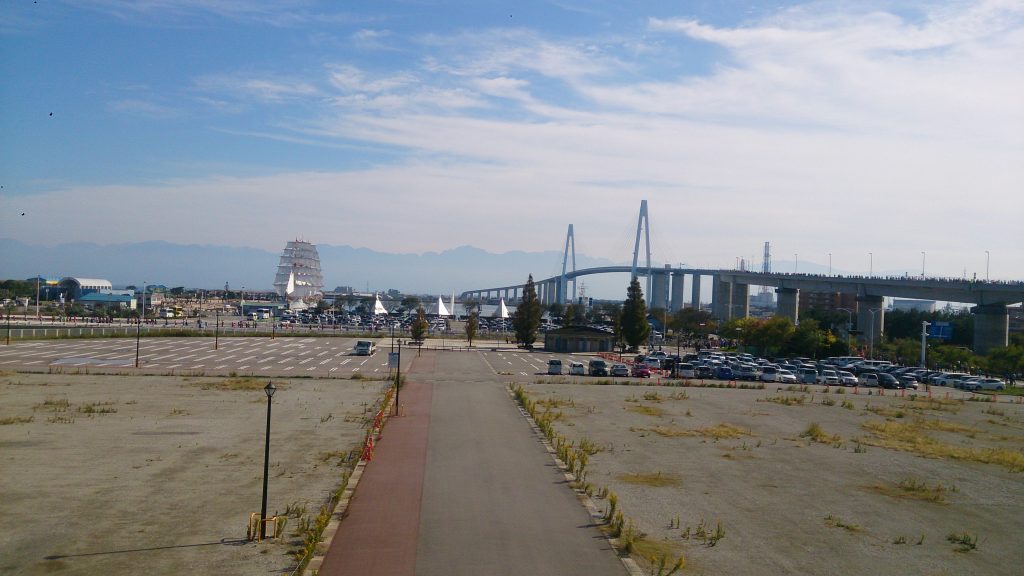 海王丸と新湊大橋