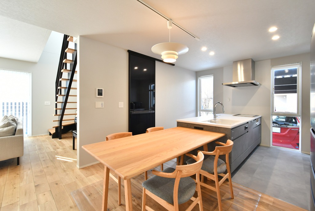 施工事例①　家事動線と収納計画に優れた子育てしやすい住まい【ZEHオリエンテッド】