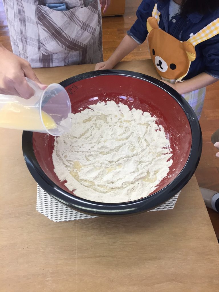 そば粉、小麦粉をふるいにかけ、混ぜ始めます