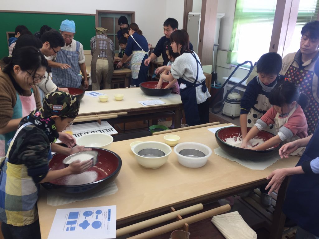 そば粉、小麦粉をふるいにかけ、混ぜ始めます