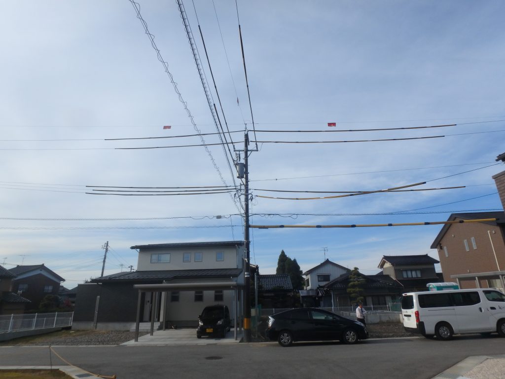 はい　どーも　工事の森です。今日は建て方工事は、なんともいえない電線が邪魔してくれましたわ。