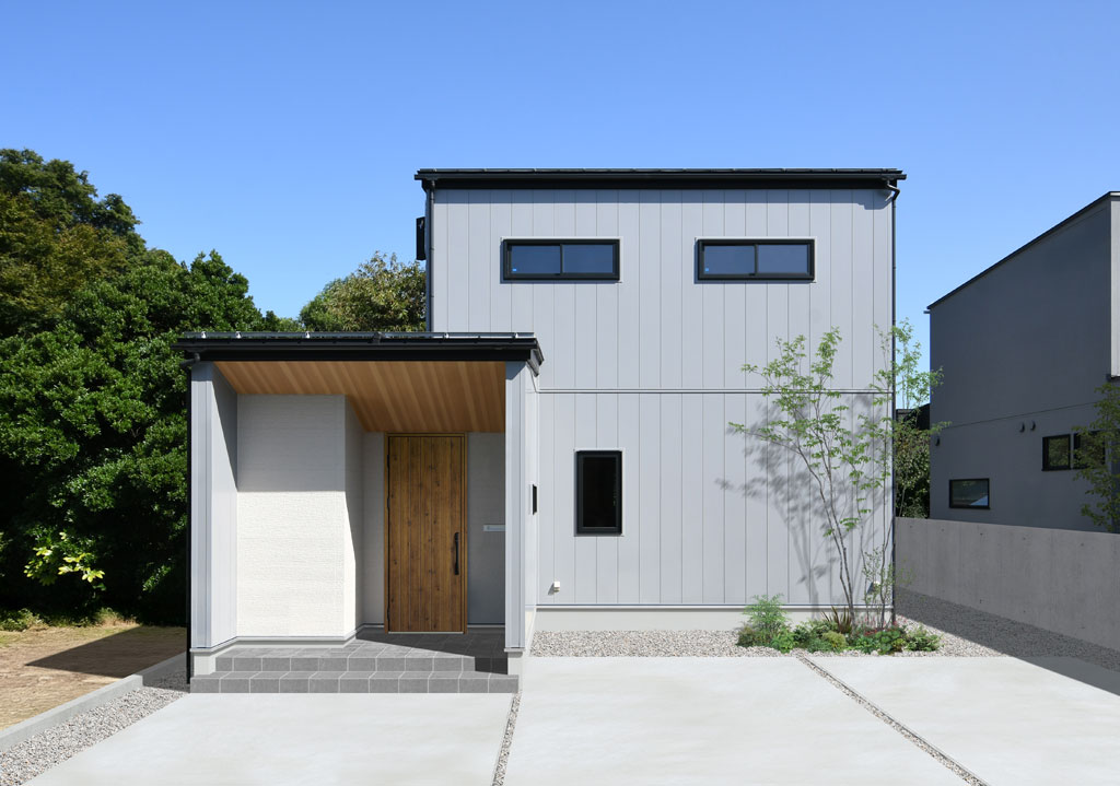 木の温もりとグレーのコントラストが美しい外観