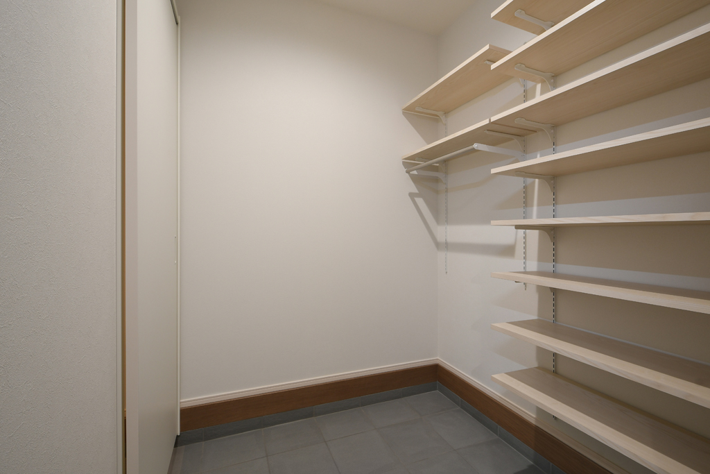 アウトドア用品もスッキリ！大容量シューズクローク