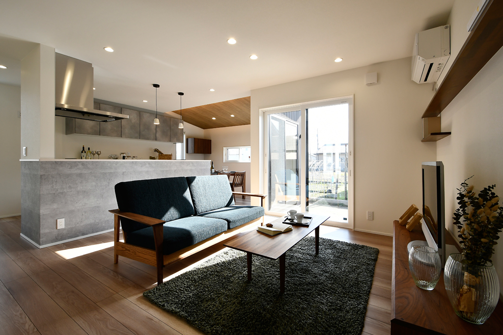 富山市 床暖房で快適なldk 変化のある天井が素敵な四角い家 35坪 富山市の注文住宅 Zeh