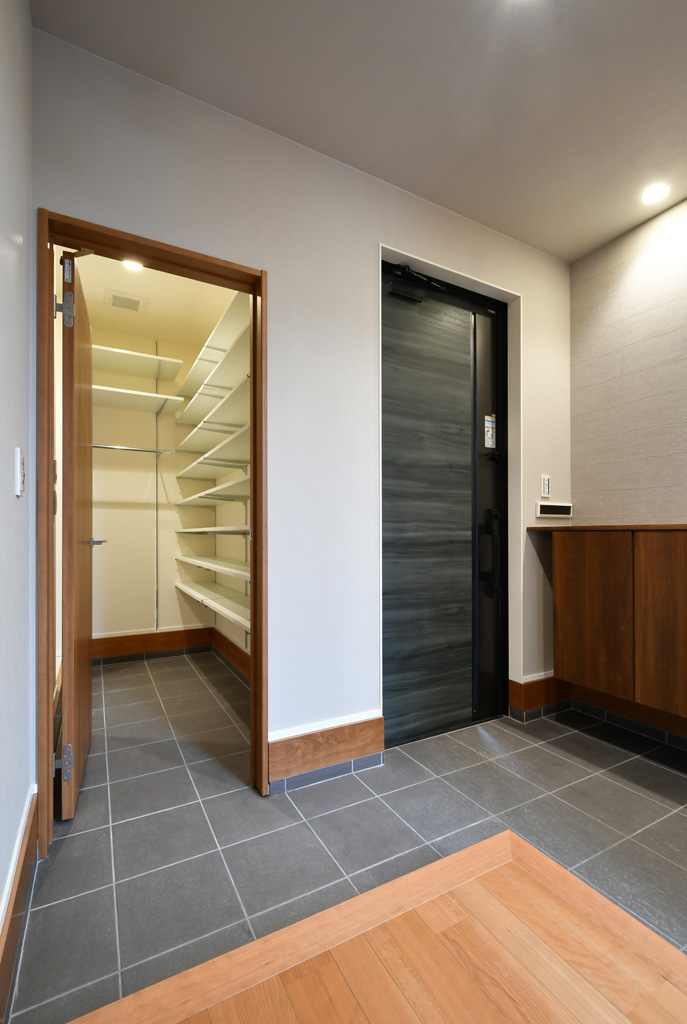 長期優良住宅「フルオーダー住宅」西荒屋モデルハウス 玄関(エントランスクローク)